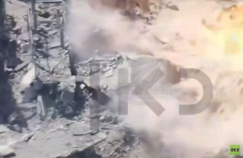 قطاع غزة.. مقاوم فلسطيني يلقي عبوات ناسفة نحو دبابة إسرائيلية