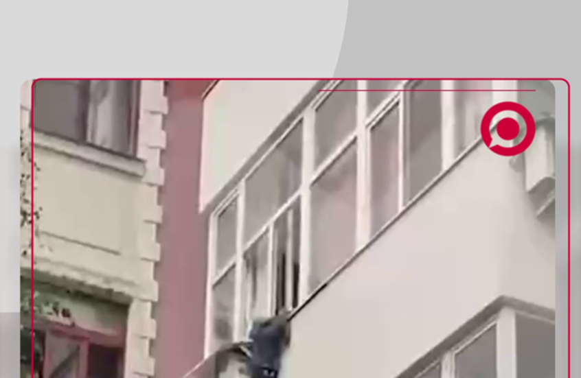 رجال الإنقاذ الروس ينجدون امرأة سقطت من نافذتها