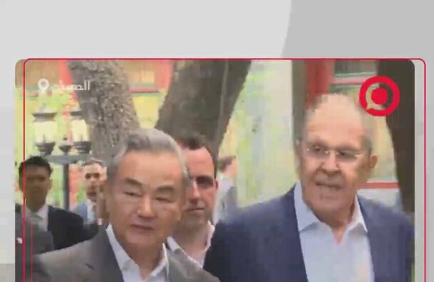 ابتسامات وتحية للكاميرات.. لافروف ووانغ يي يتجولان في الحديقة قبل بدء محاداثاتهم