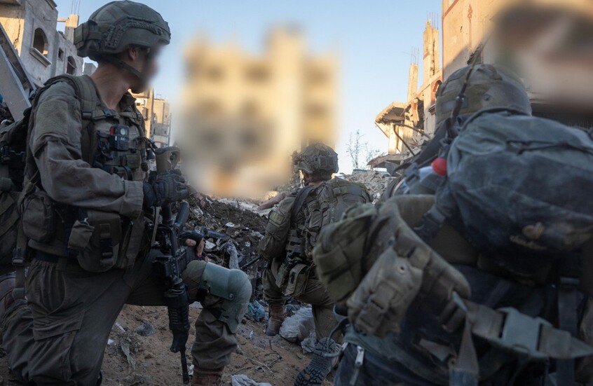 هيئة البث الإسرائيلية: الجيش أنقذ متعاونين فلسطينيين حوصروا تحت أنقاض مبنى منهار جنوب غزة