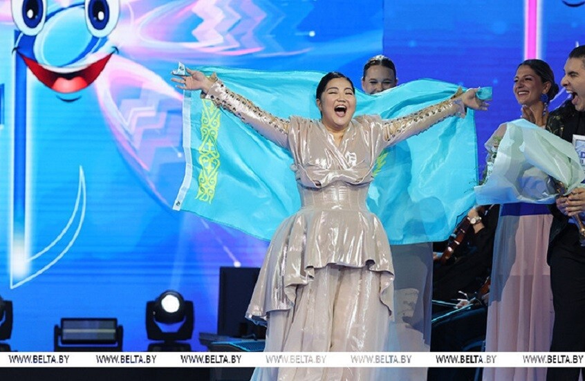 فنانة كازاخستانية تفوز بالجائزة الكبرى لمهرجان "البازار السلافي" في فيتيبسك البيلاروسية (فيديو)