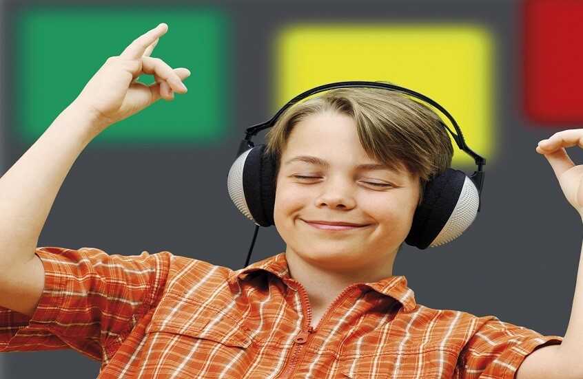 خبراء يحذرون.. سماعات الرأس تهدد سمع الشباب وتزيد خطر الإصابة بأمراض عصبية