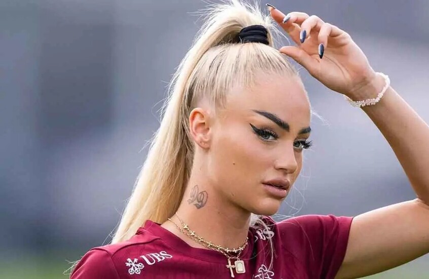 شفتان ممتلئتان وخدود بارزة.. أجمل لاعبة كرة قدم تثير الجدل بظهورها الجديد (صور)