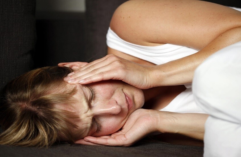 طبيبة توضح سبب الصداع الشديد أثناء الليل