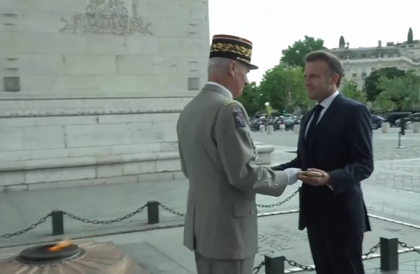 الرئيس الفرنسي يشارك في احتفالات بيوم الباستيل