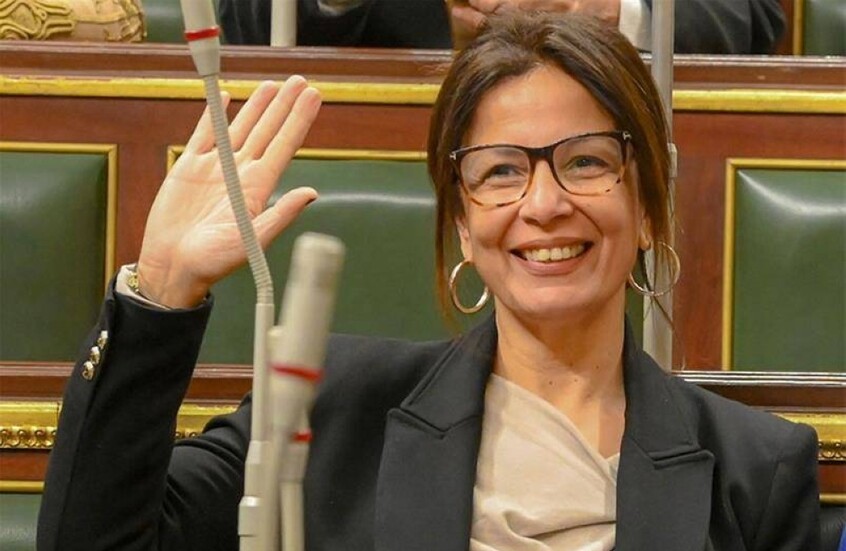 ماكرون يمنح سيدة مصرية أرفع الأوسمة الفرنسية