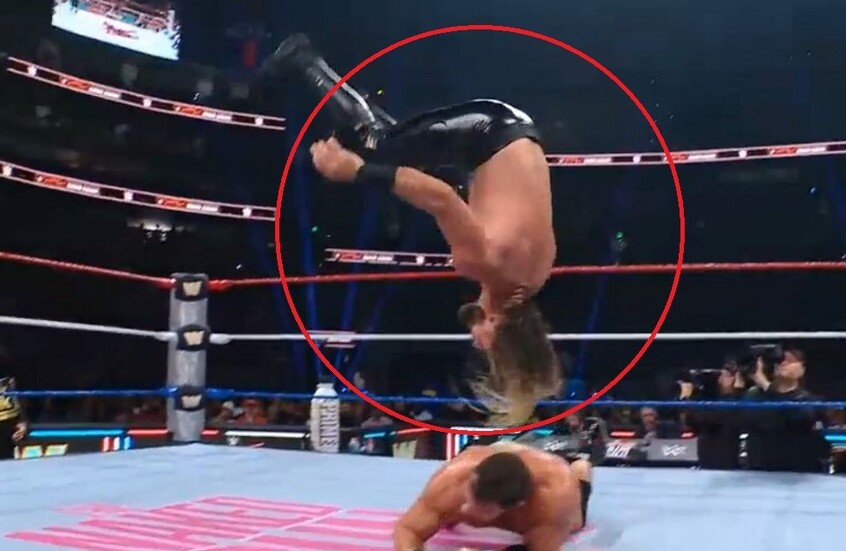 ليست تمثيلية!.. المصارع الشهير رولينز يتعرض لإصابة قوية (فيديو)