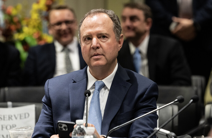 ترامب يهاجم السيناتور شيف ويتهمه بـ"الاحتيال"