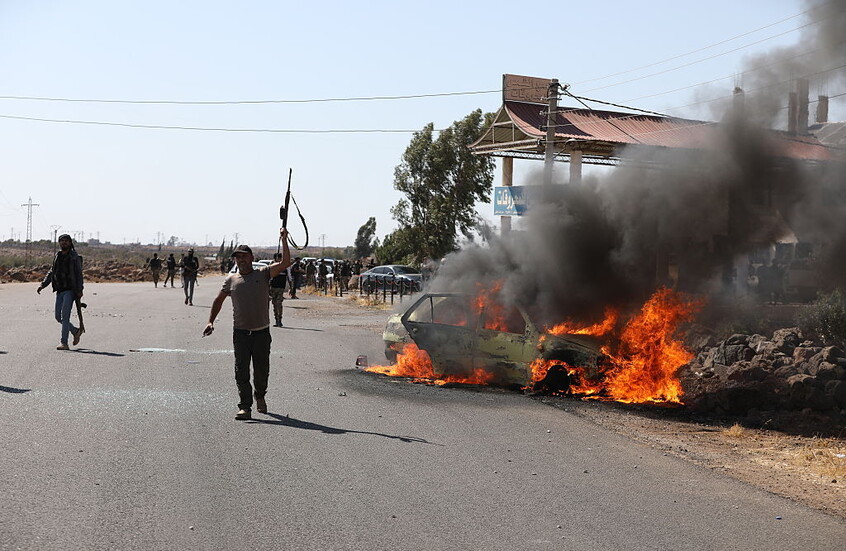 هجوم على مقر الأمن الجنائي السوري يشعل اشتباكات في اللاذقية (فيديو)
