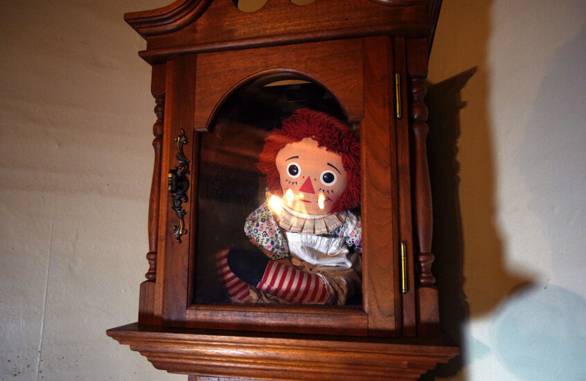 وفاة غامضة لمرافق دمية "أنابيل" المرعبة