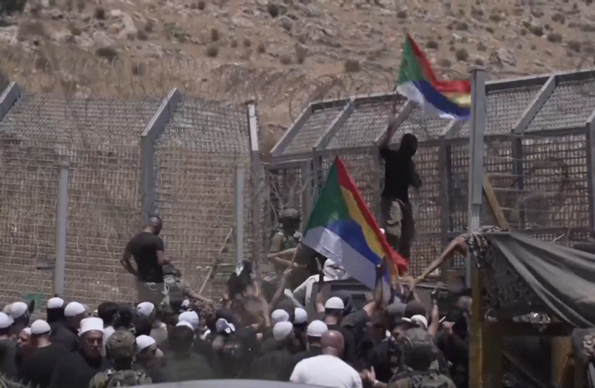 مئات الدروز يتجمعون على حدود الجولان وسط الاشتباكات في السويداء