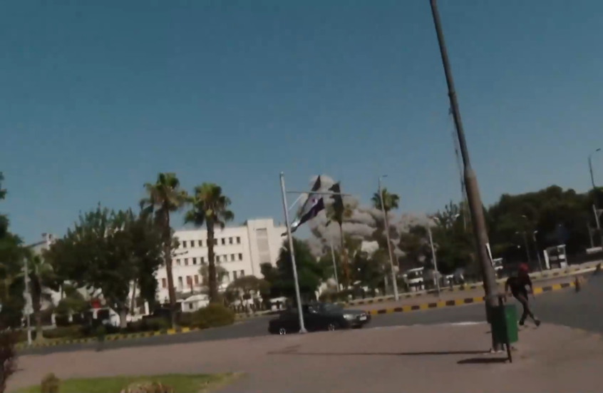 مشاهد جديدة توثق أول لحظات استهداف مبنى رئاسة الأركان في دمشق