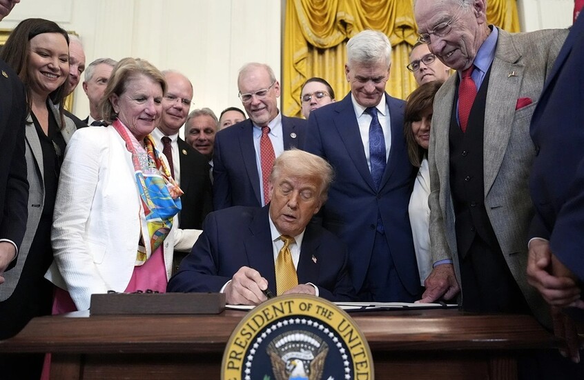 ترامب يوقع قانونا مشددا لمكافحة مخدرالفنتانيل