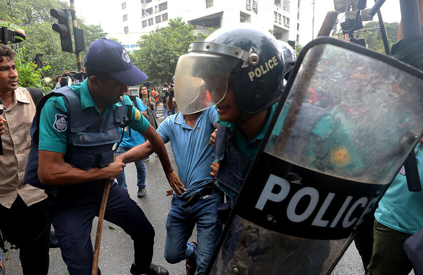 بنغلاديش.. مقتل أربعة أشخاص في اشتباكات بين الأمن ومؤيدي رئيس الوزراء المقالة (فيديو)