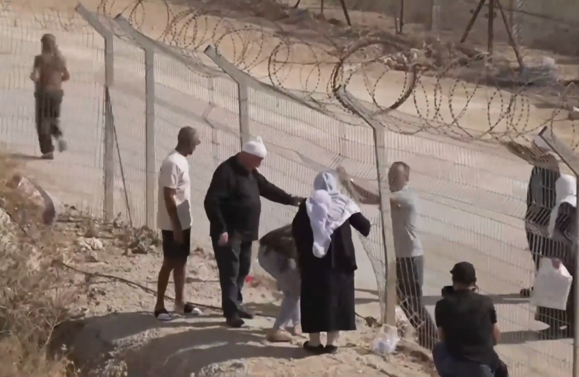 الدروز يعبرون من خلال ثقب سياجا فاصلا في مرتفعات الجولان إلى سوريا