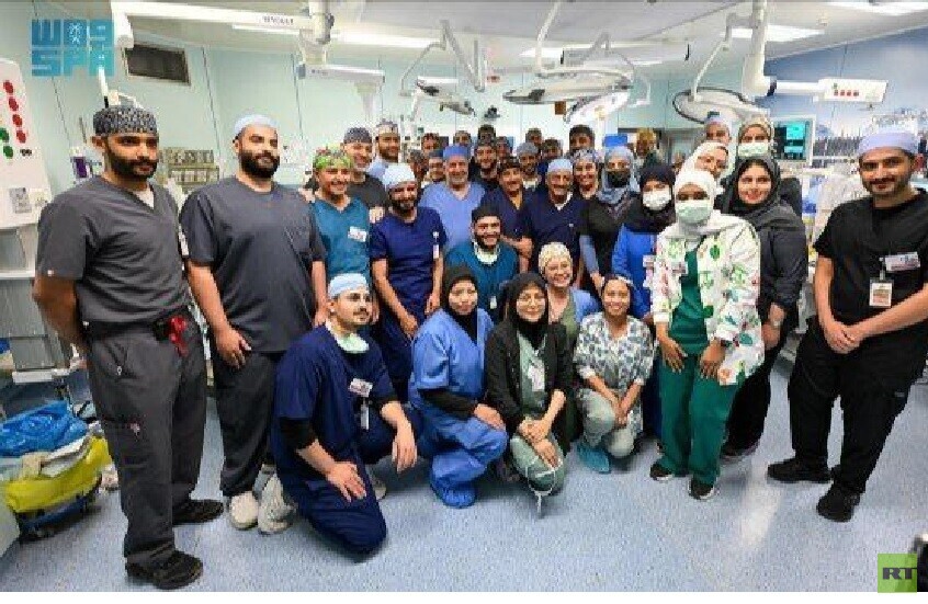 جراحة استمرت 12 ساعة.. نجاح عملية فصل توأم ملتصق في السعودية (صور)