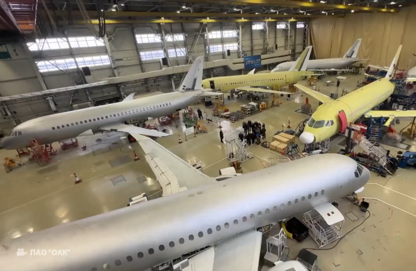 طائرة SJ-100 صنعت في روسيا بشكل كامل تخضع للاختبار في مقاطعة موسكو