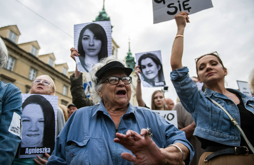 بولندا.. إدانة 3 أطباء على خلفية وفاة امرأة حامل عام 2021