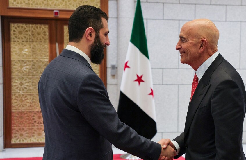 الرئيس السوري أحمد الشرع يستقبل المبعوث الأمريكي الخاص إلى سوريا توماس باراك في قصر الشعب بالعاصمة دمشق- صورة أرشيفية.