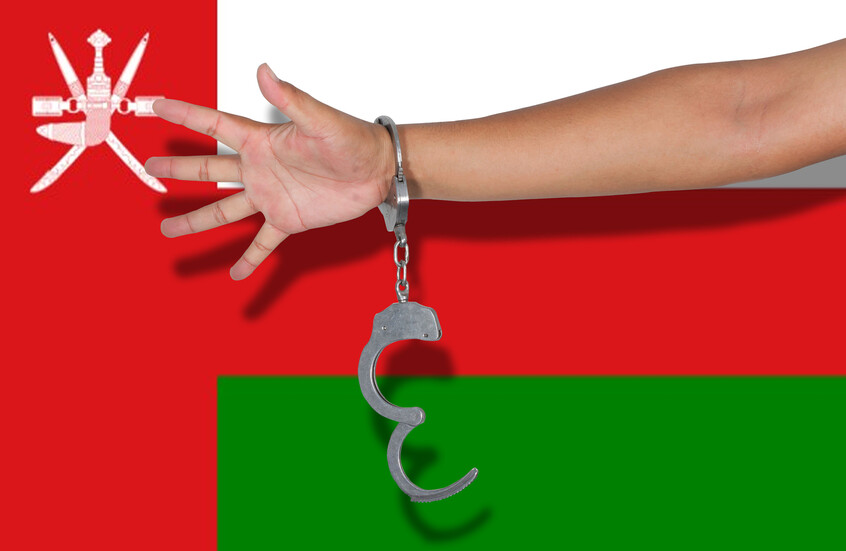 شرطة سلطنة عمان تعلن القبض على إيرانيين اثنين وتكشف عن جريمتهما (صورة)