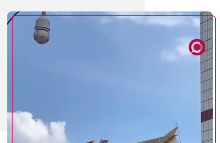 انهيار مبنى على حفارة في الصين