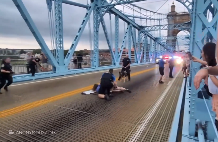 الولايات المتحدة.. اعتقال عنيف لـ13 متظاهرا أغلقوا جسرا احتجاجا على اعتقال مهاجر مصري