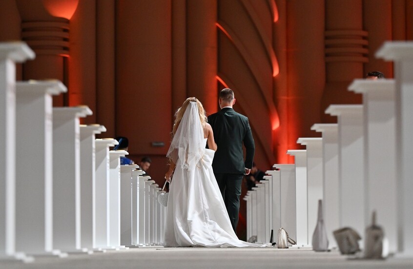 انهيار ديكور صالة أفراح يفسد حفل زفاف في روسيا (فيديو)