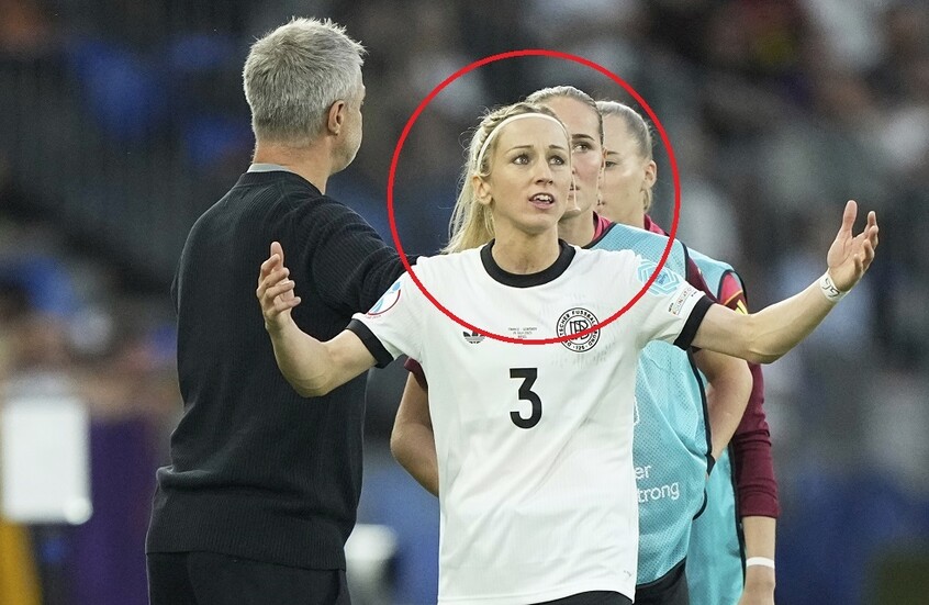 شاهد.. لاعبة ترتكب "المحظور" خلال مباراة ضمن كأس أمم أوروبا لكرة القدم