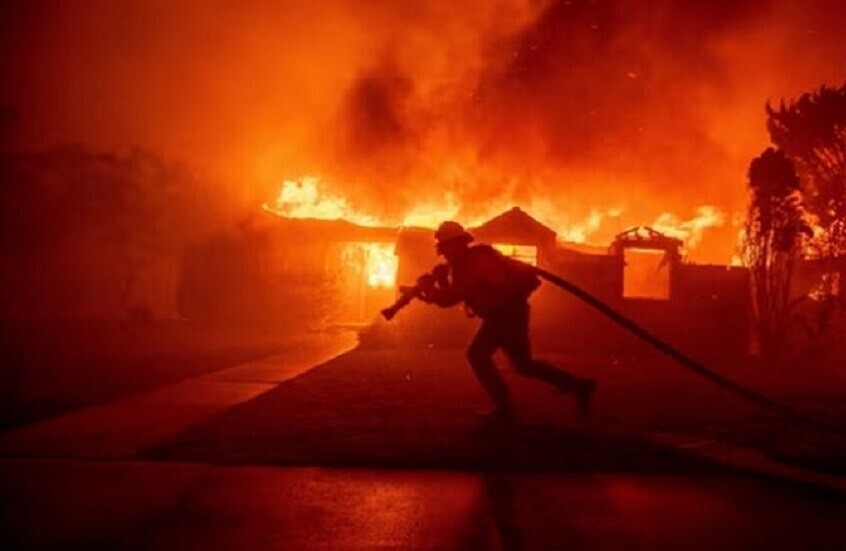 حريق يهدد أكبر كنيسة خشبية في ألمانيا