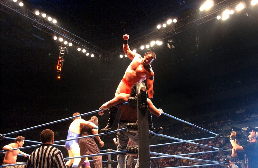 أحد أشهر نجوم المصارعة الحرة يفقد قدمه اليمنى