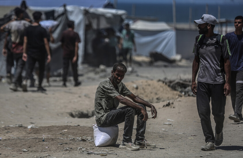 مصادر فلسطينية: 132 قتيلا في قطاع غزة منذ فجر اليوم الأحد بينهم 94 في "مصائد الموت"