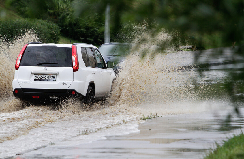 أمطار غزيرة تغرق شوارع وأنفاق مشاة في موسكو وضواحيها منذ ساعات الصباح الأولى (فيديو)