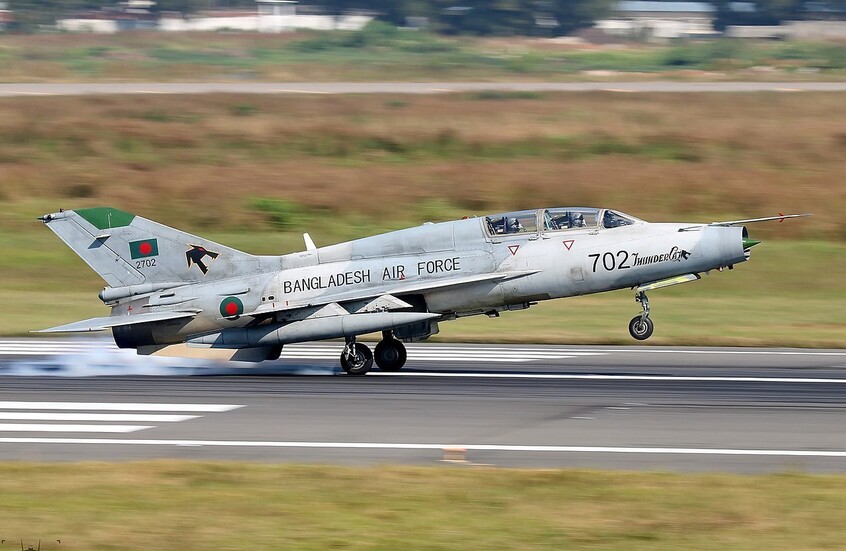 بنغلاديش.. 31 قتيلا بينهم 25 طفلا في تحطم طائرة تدريب عسكرية على مدرسة في دكا (فيديو+صور)