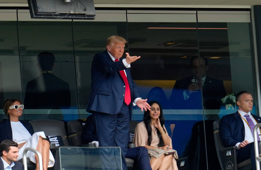 ترامب يهدد بعرقلة بناء ملعب واشنطن كوماندرز إذا لم يستعد الفريق اسمه القديم