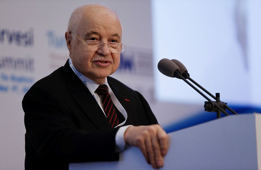 المالية السورية توقف ترخيص شركة طلال أبو غزالة بعد تصريحاته الأخيرة عن الأسد