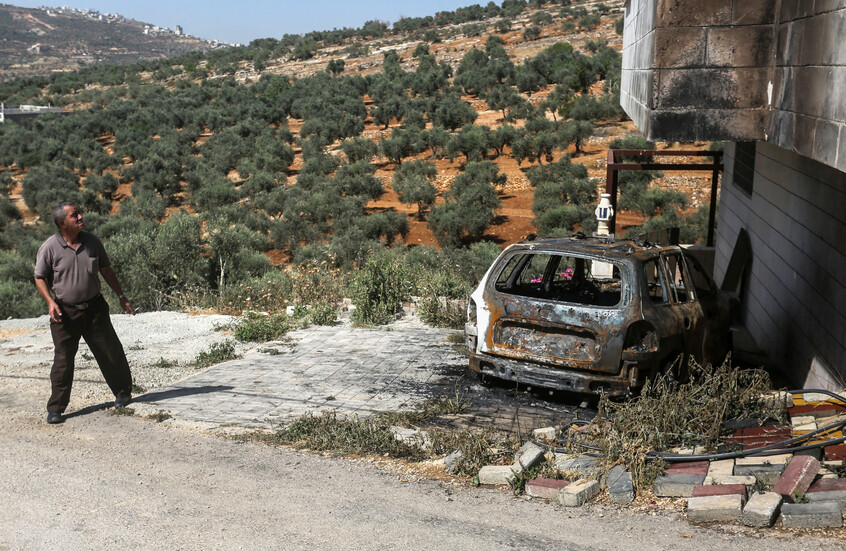 مراسلتنا: مستوطنون يهاجمون قريتين قرب رام الله ويضرمون النار في سيارات الفلسطينيين (فيديوهات)