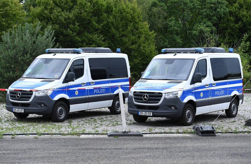 حادث مروع في ألمانيا.. سيارة تنحرف عن مسارها وتستقر على سقف حظيرة (صور+فيديو)