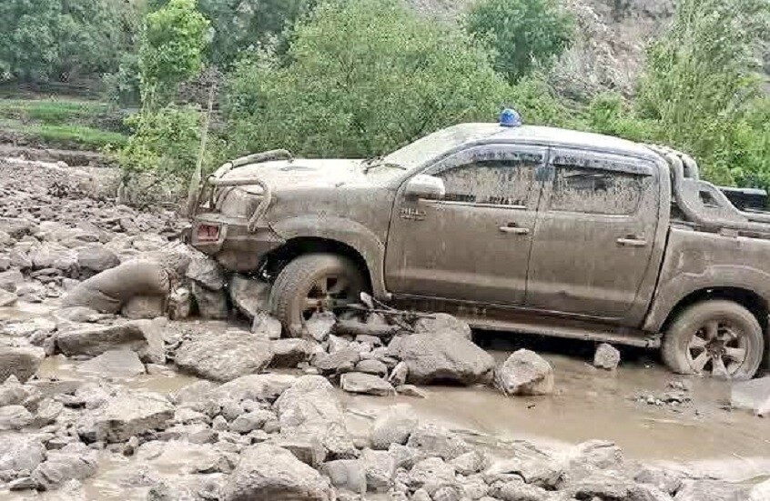فيضانات مفاجئة تجرف السيارات في قرية باكستانية (فيديوهات)