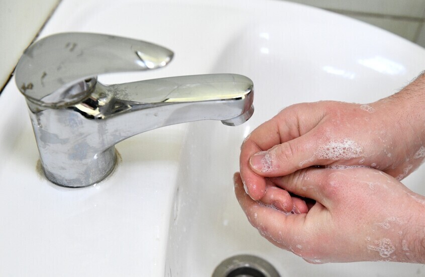 طبيب يحذر من الإفراط في غسل اليدين