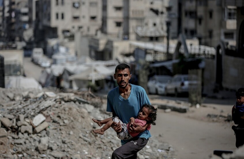 ضحايا الجوع في غزة: وفاة أطفال وطاقم طبي ينهار في مجمع الشفاء (صور+ فيديو)