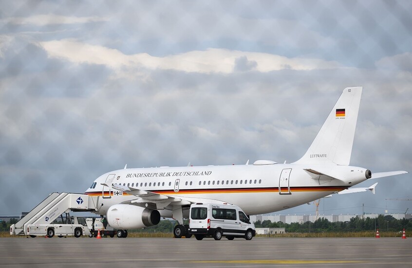 ألمانيا: قائد طائرة وزير الداخلية يتلقى إشارة تحذيرية ويغير مسارها