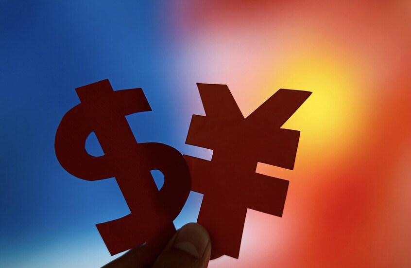 انخفاض ملحوظ للدولار أمام اليوان الصيني