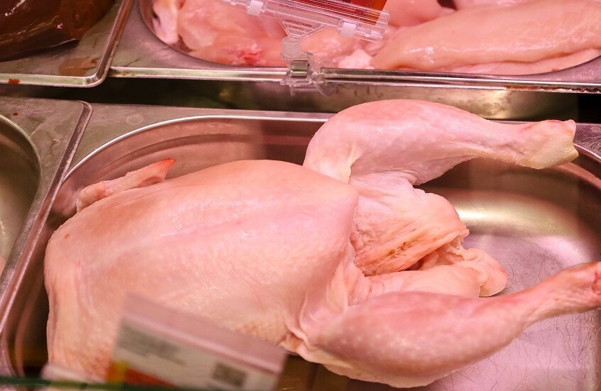 لا تغسلوا الدجاج قبل الطهي!.. طبيبة توضح السبب