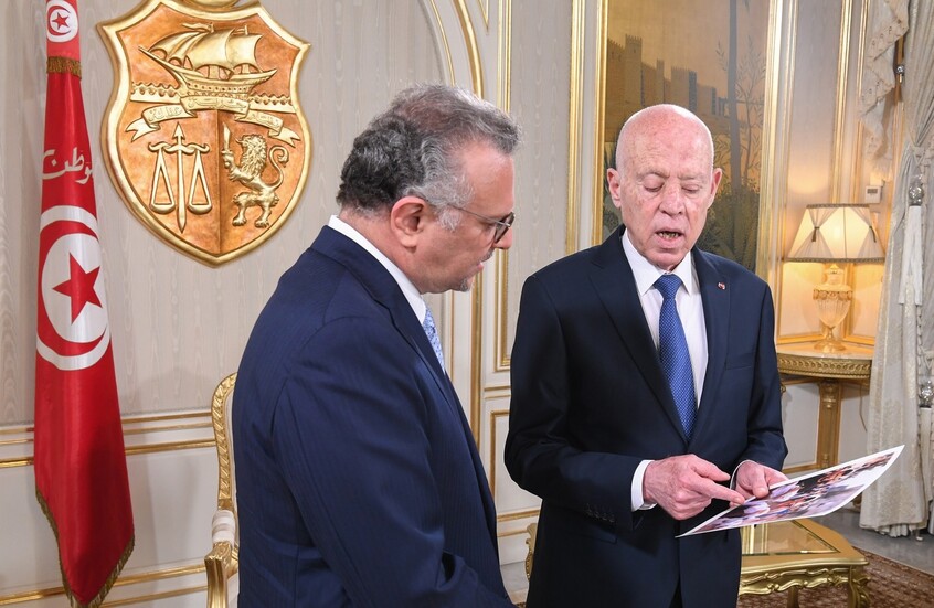 "طفل يبكي ويأكل الرمل".. الرئيس التونسي يواجه كبير مستشاري ترامب بصور أطفال غزة (فيديو + صور)