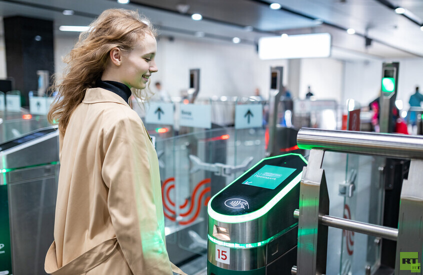 موسكو تمضي نحو تعميم الدفع البيومتري في المترو بحلول نهاية 2025