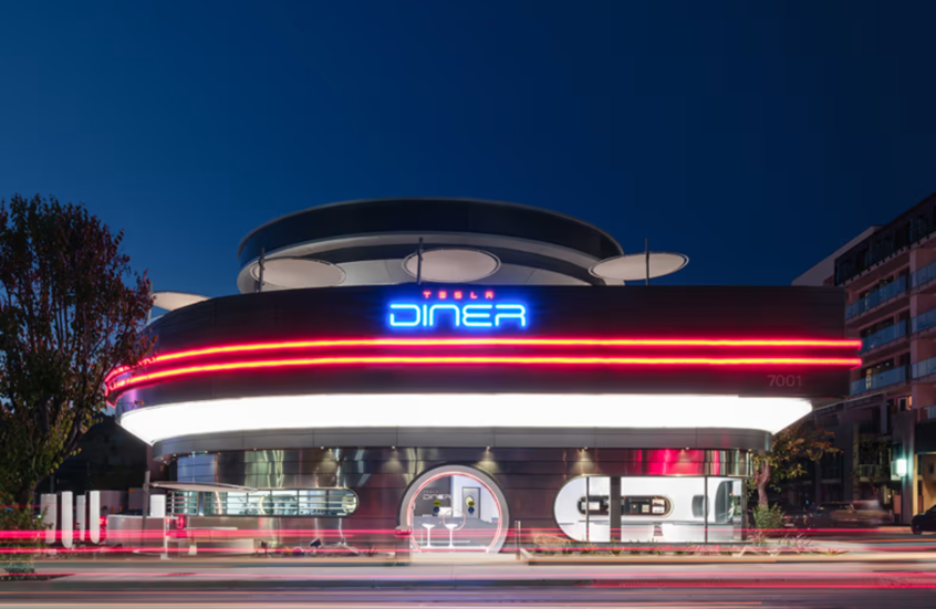 تسلا تفتتح أول مطعم  لها في هوليوود.. مزود بروبوتات خدم وسينما للسيارات ووجبات "هابي ميل"(صور+فيديو)