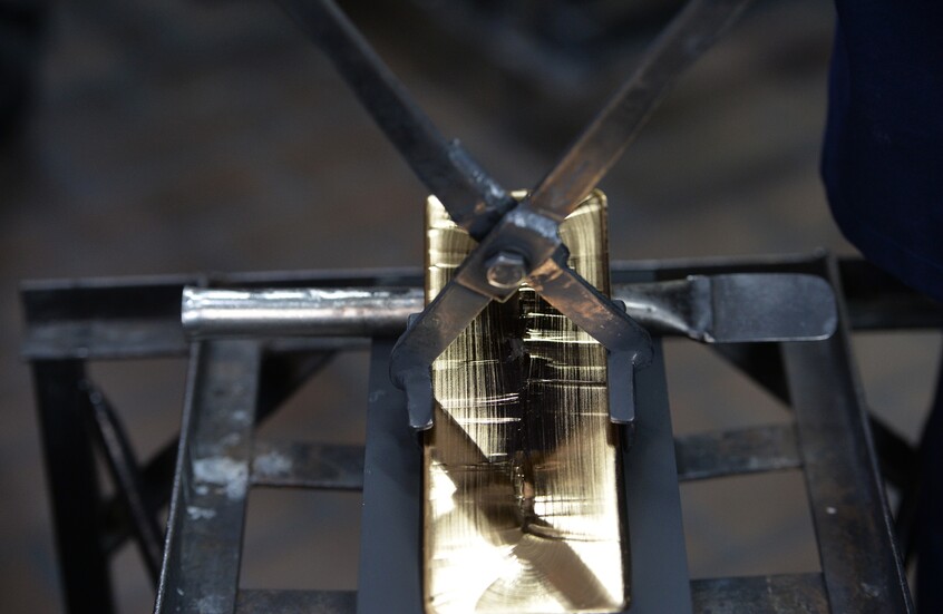 انخفاض الذهب مع تحسن معنويات السوق متأثرة بالاتفاق التجاري الأمريكي الياباني