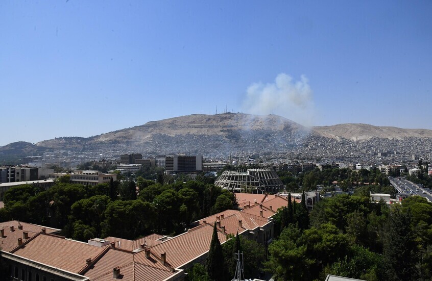 فيديو متداول لإخلاء مبنى الأركان في دمشق قبل استهداف إسرائيل له بدقائق