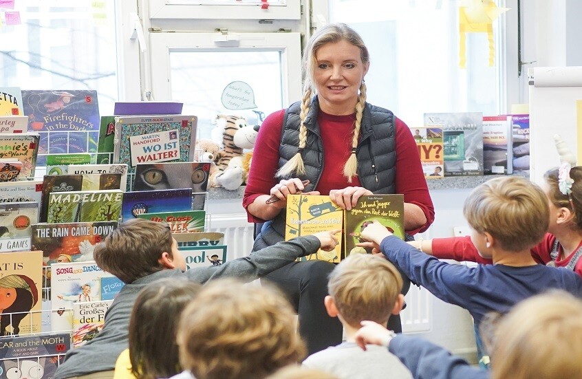 القراءة بصوت عال.. تمرين فعال لتنمية النطق والذكاء العاطفي لدى الأطفال