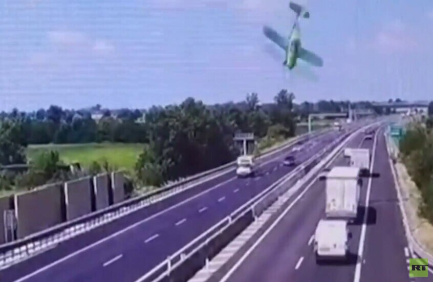 سقوط طائرة صغيرة شاقوليا على طريق سريع بإيطاليا ومصرع راكبيها